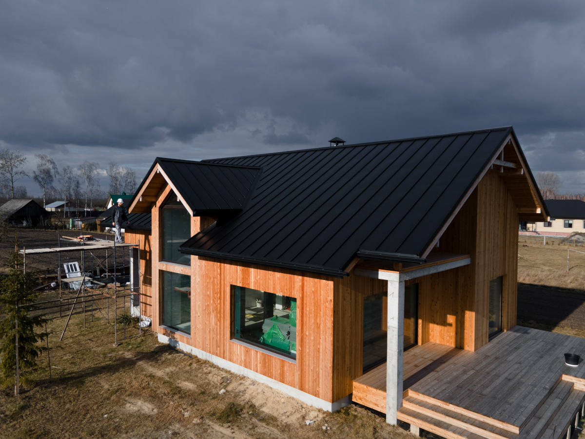 Ansicht eines Neubaus aus Holz