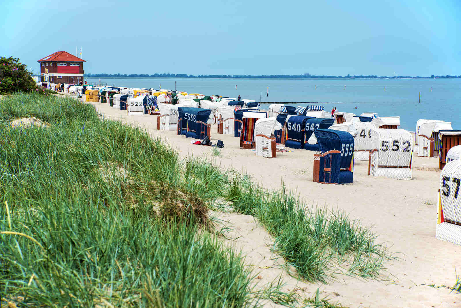 Aufnahme des Strandes in Hooksiel mit Strandkörben