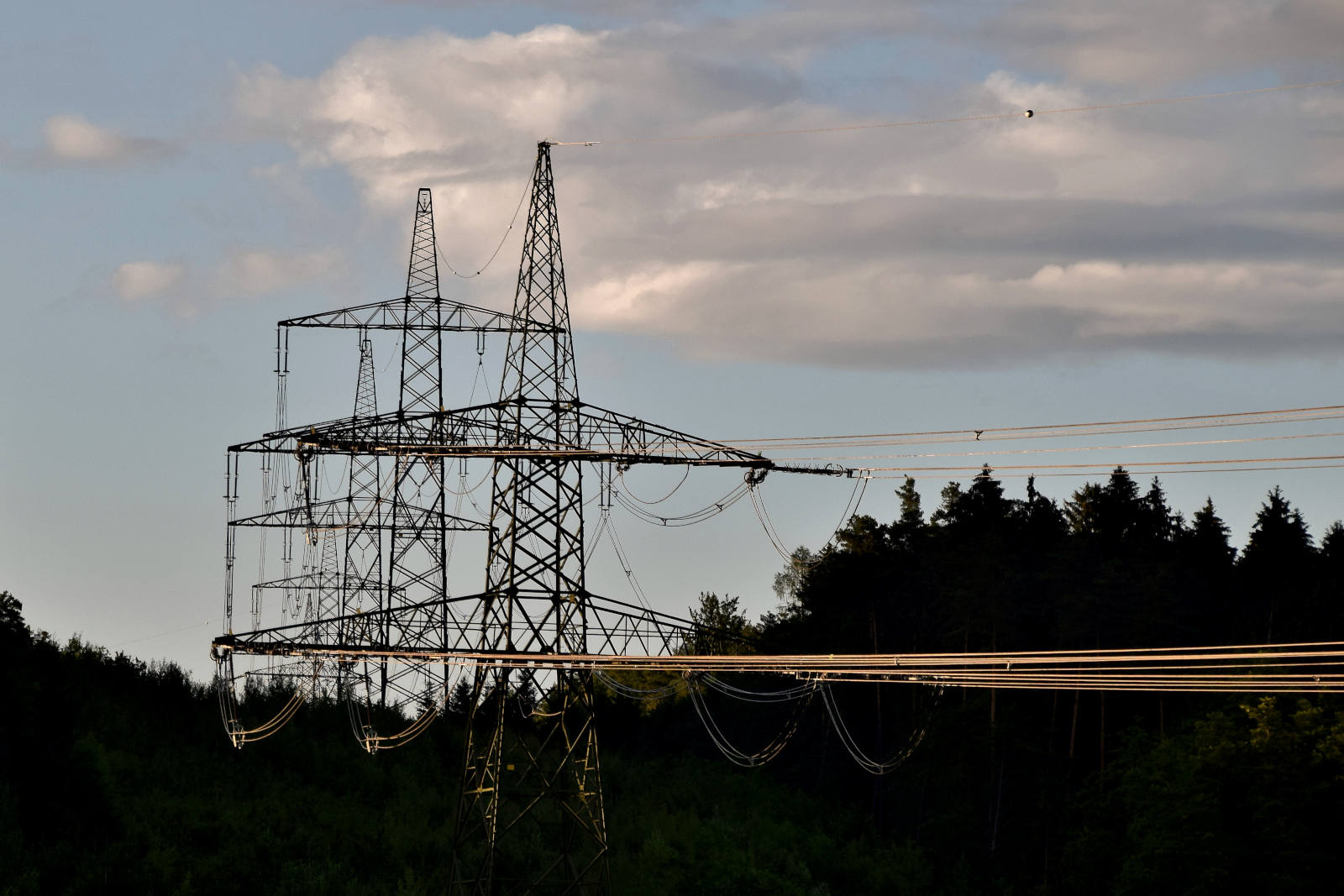 Aufnahme von Strommasten in der Ferne
