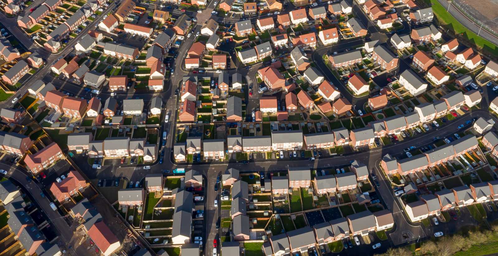Luftbild einer Wohnsiedlung mit Einfamilien- und Reihenhäusern
