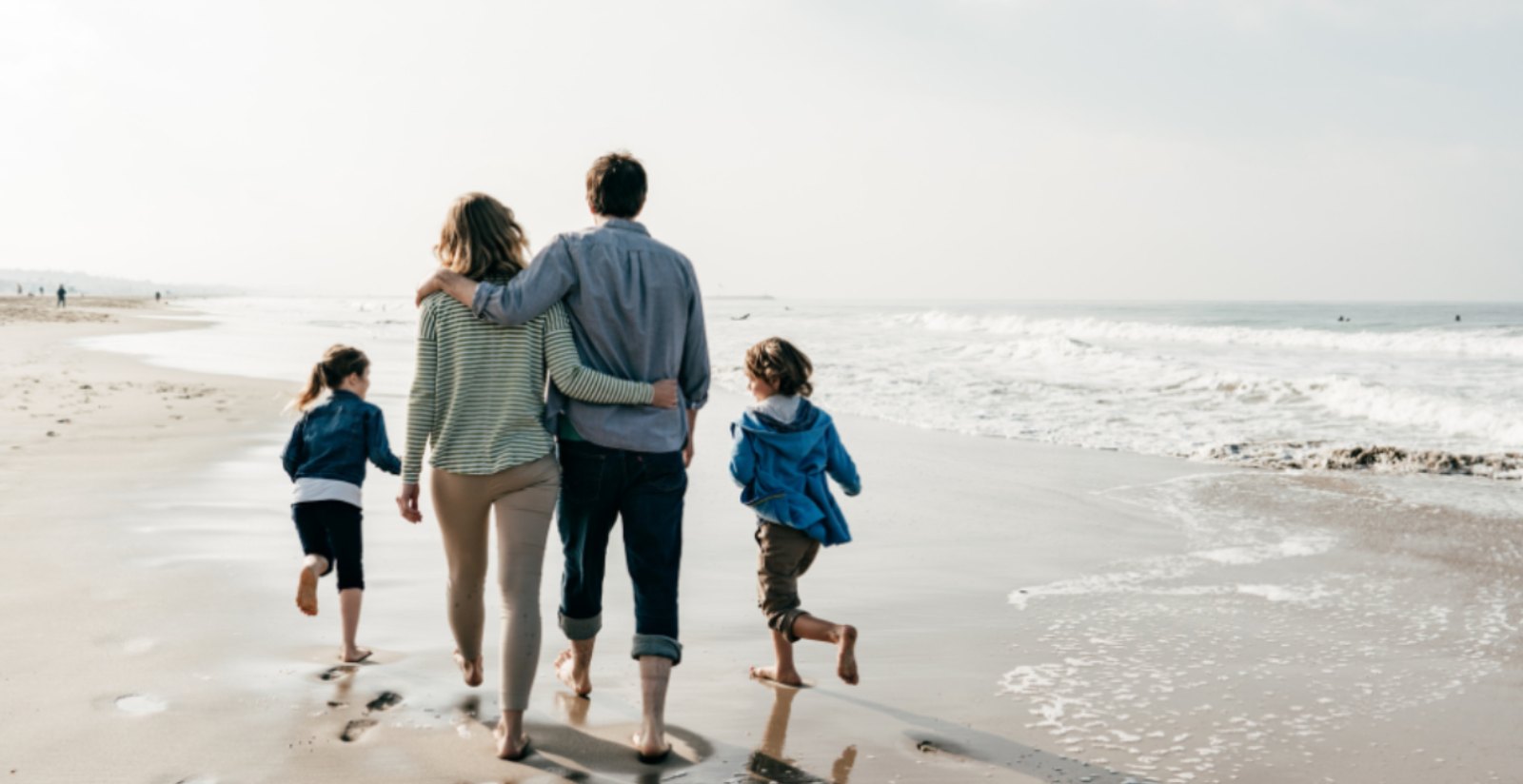 Familie geht an der Nordsee spazieren